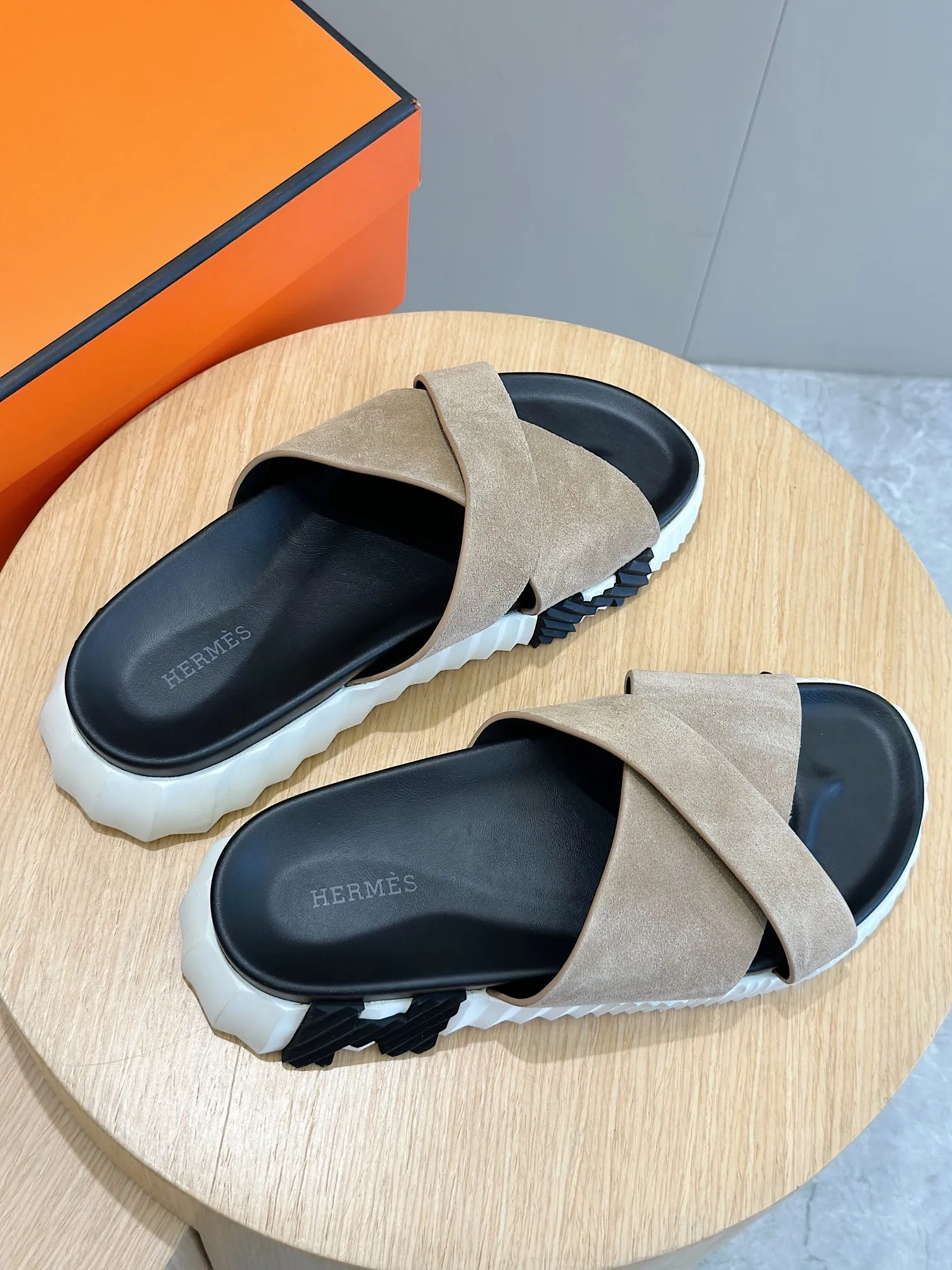 [HERMÈS] Top men's shoes 💰: 340💰 Size: 39-44 (38.45 46 custom-made) Herme*H Home Hermès Men's Sandals and Slippers - Original Replica Purchase the original version and make it one to one, the outsole is privately modeled, and the outsole color corresponding to each color is the same as the original version. Come to those who know the stuff 💪 The ultra-light soles are designed in contrasting colors, and they feel so comfortable on your feet! Calfskin, cowhide feet, private mold outsole.